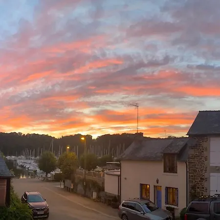 La Maison Rose At Lyvet Port Is A Beautiful Pet Friendly Riverside Close To Dinan Sleeps 6 * La Vicomté-sur-Rance