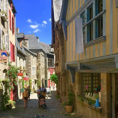 Dom wakacyjny La Maison Rose At Lyvet Port Is A Beautiful Pet Friendly Riverside Close To Dinan Sleeps 6