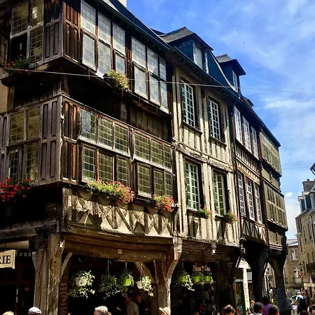 Dom wakacyjny La Maison Rose At Lyvet Port Is A Beautiful Pet Friendly Riverside Close To Dinan Sleeps 6 *