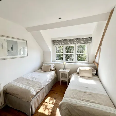 La Maison Rose At Lyvet Port Is A Beautiful Pet Friendly Riverside Close To Dinan Sleeps 6 * La Vicomté-sur-Rance