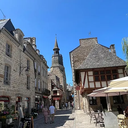 Dom wakacyjny La Maison Rose At Lyvet Port Is A Beautiful Pet Friendly Riverside Close To Dinan Sleeps 6
